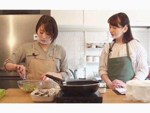 ケールを使ったレシピを実践する様子